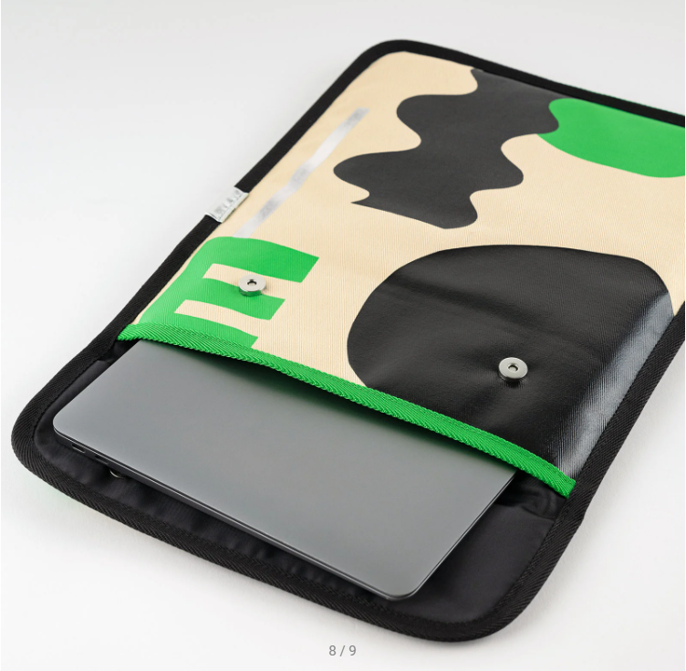 PAMM: Generous Interior Laptop Case