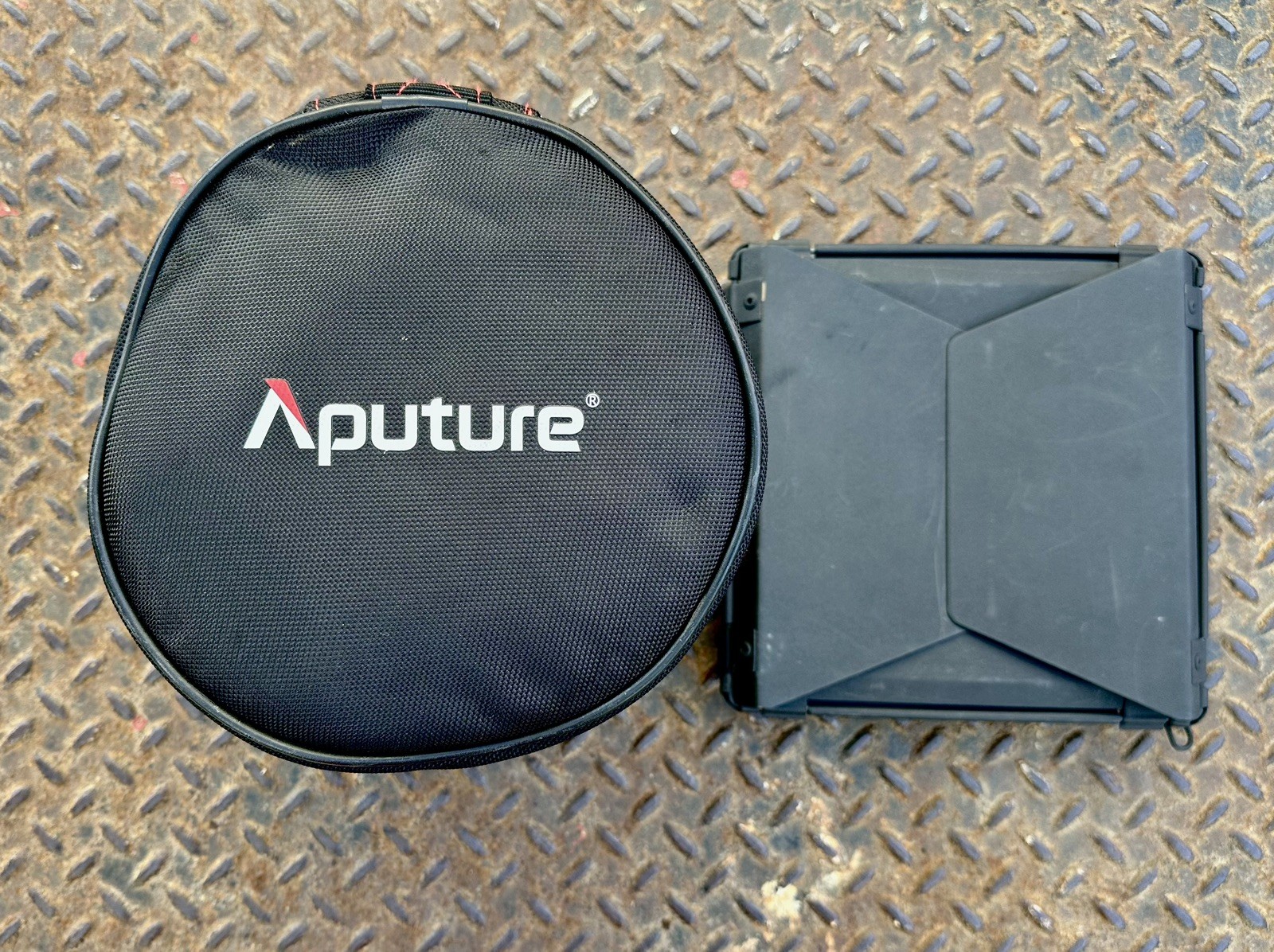 Aputure Fresnel 2X Bowens Mount – With Barndoors & Case