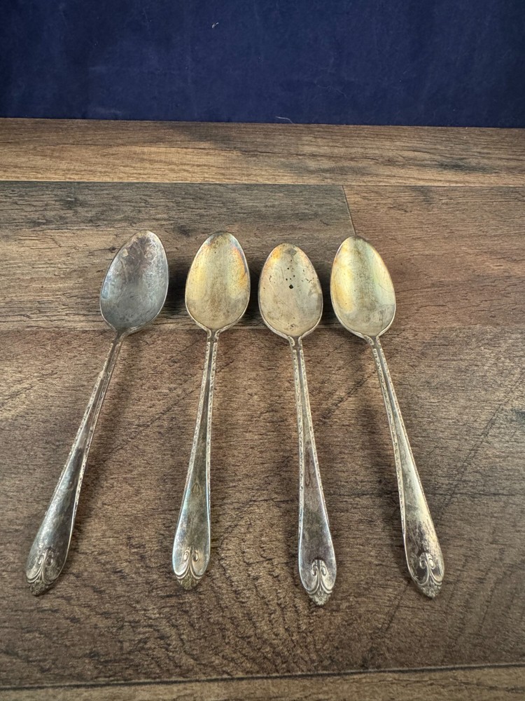 Lot of 4 Teaspoons Wm Rogers & Son Exquisite Pattern Silverplated
