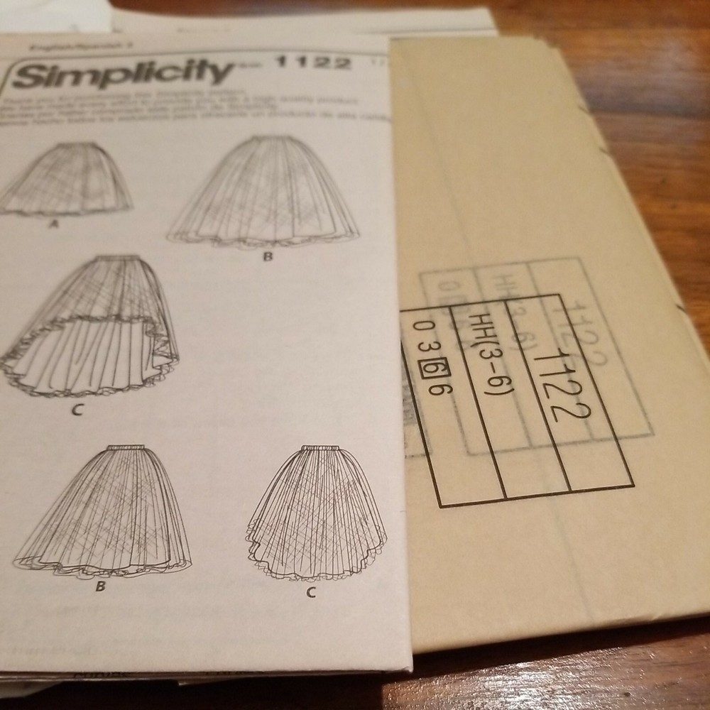 Simplicity Andrea Schewe #1122 (Factory Fold)