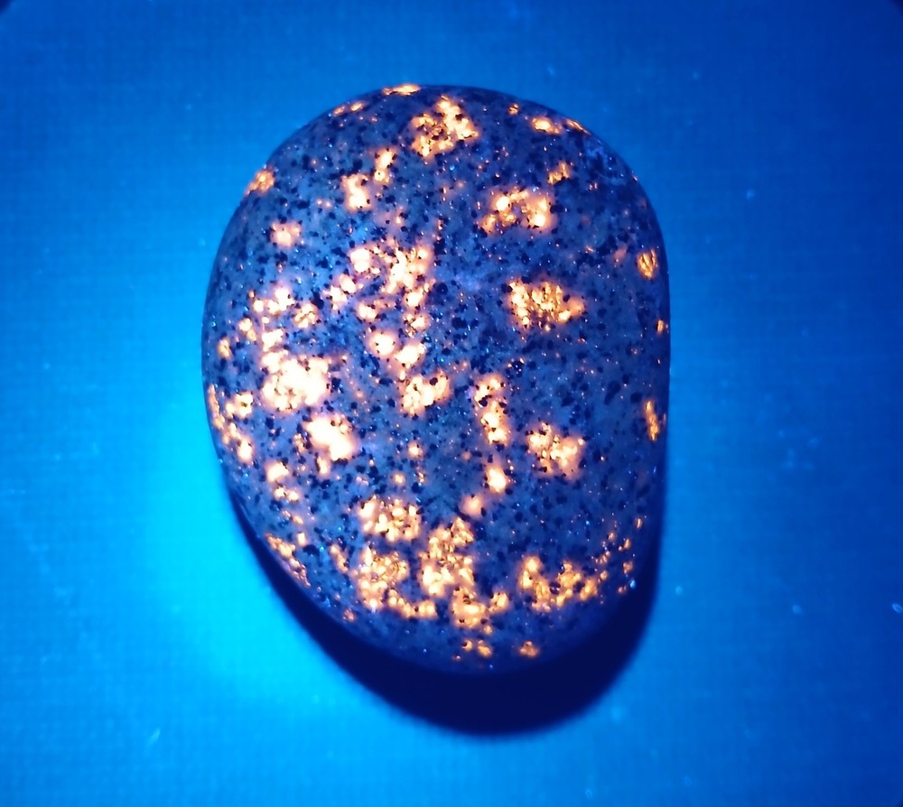 Fluorescent Sodalite ( Yooperlite ) 3.1 oz. A Bright Yooperlite