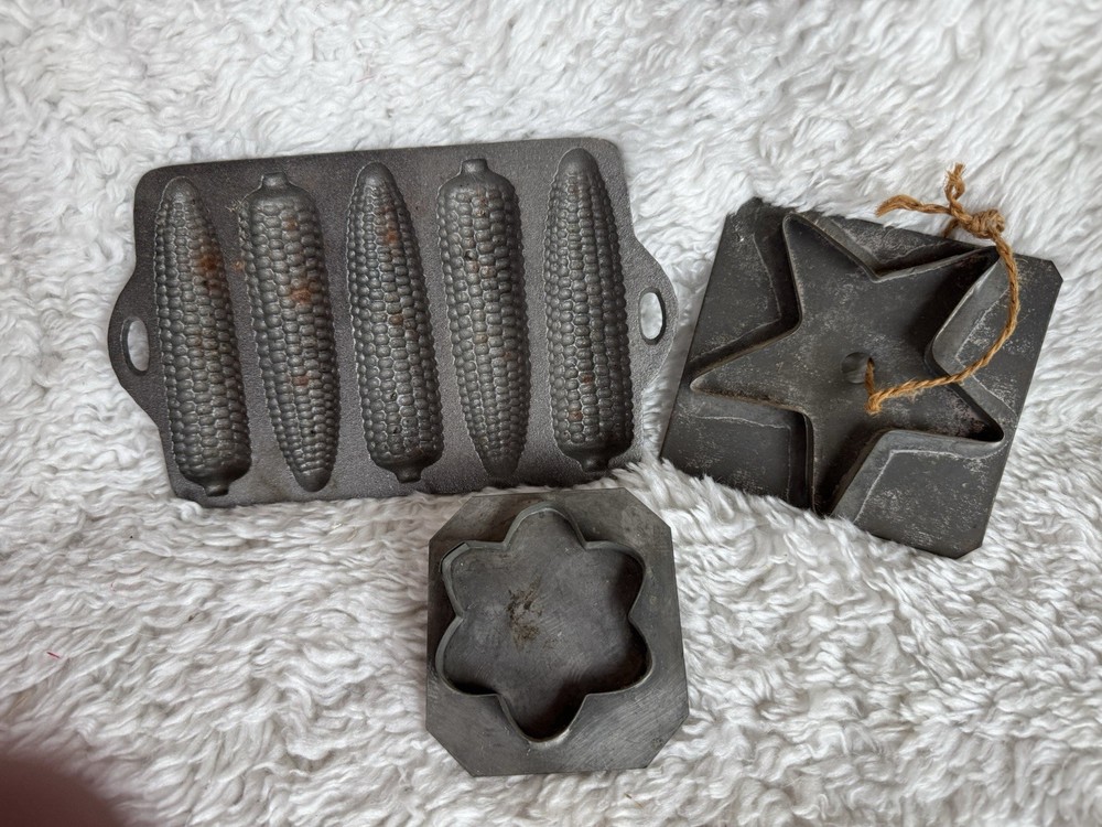 Cast Iron Corn Cob Cornbread Heavy Metal Pan Plus 2 Primitive Cookie Cutters