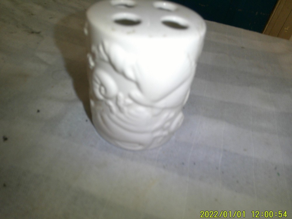 WHITE PORCELAIN 3D PATTERN SEASHELL THEME 4 TOOTHBRUSH HOLDER