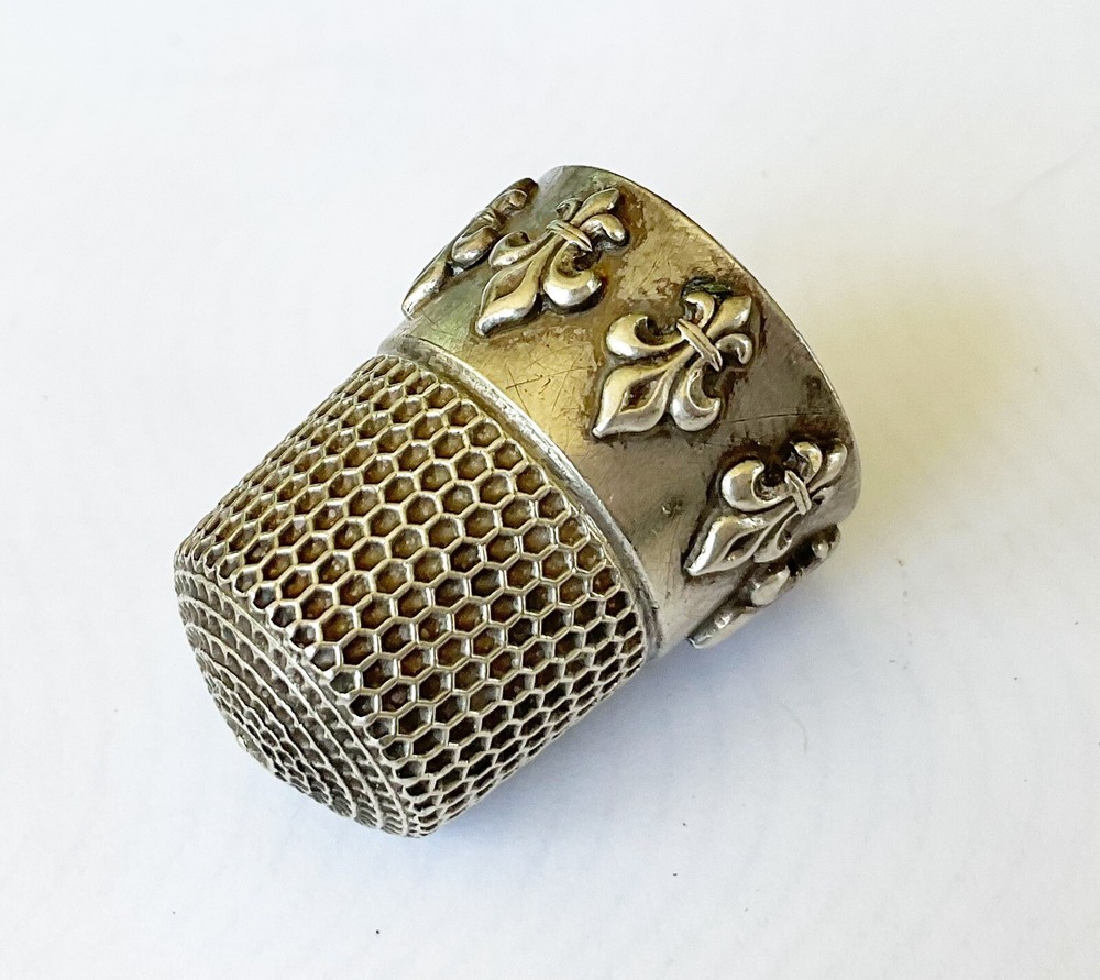 Antique Sterling Thimble, Raised Fleur-De-Lis, Simmons