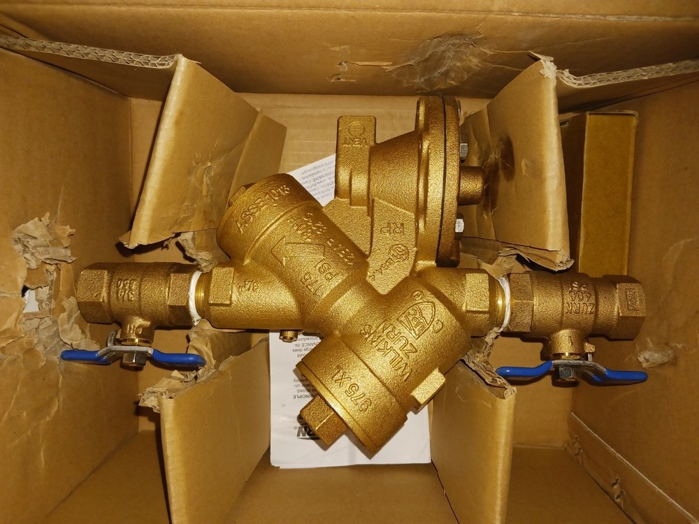 ZURN PRESSURE REGULATOR WITH BACKFLOW PREVENTER NEW