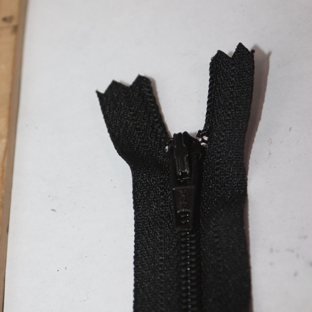 1-Way Separating Zipper #4.5 Coil With Locking Pull Black 17"
