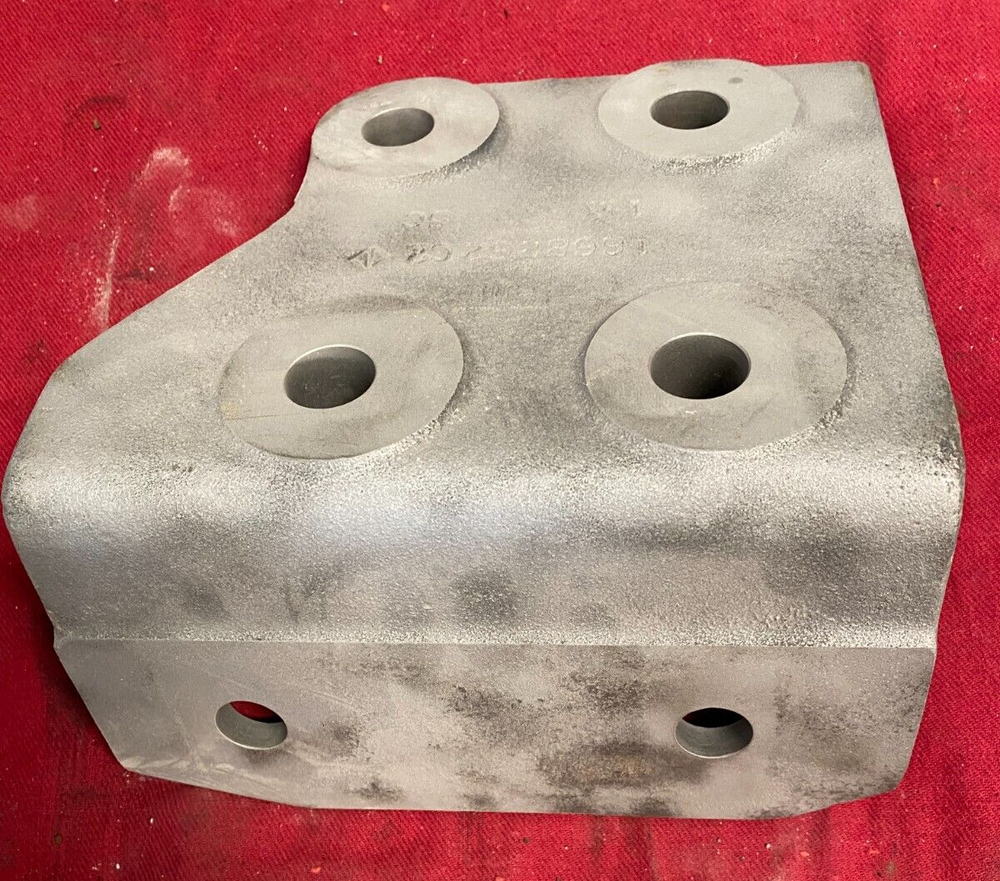 INTERNATIONAL BRACKET, RIGHT FRONT ENGINE MOUNT 1668262C2 NAVISTAR
