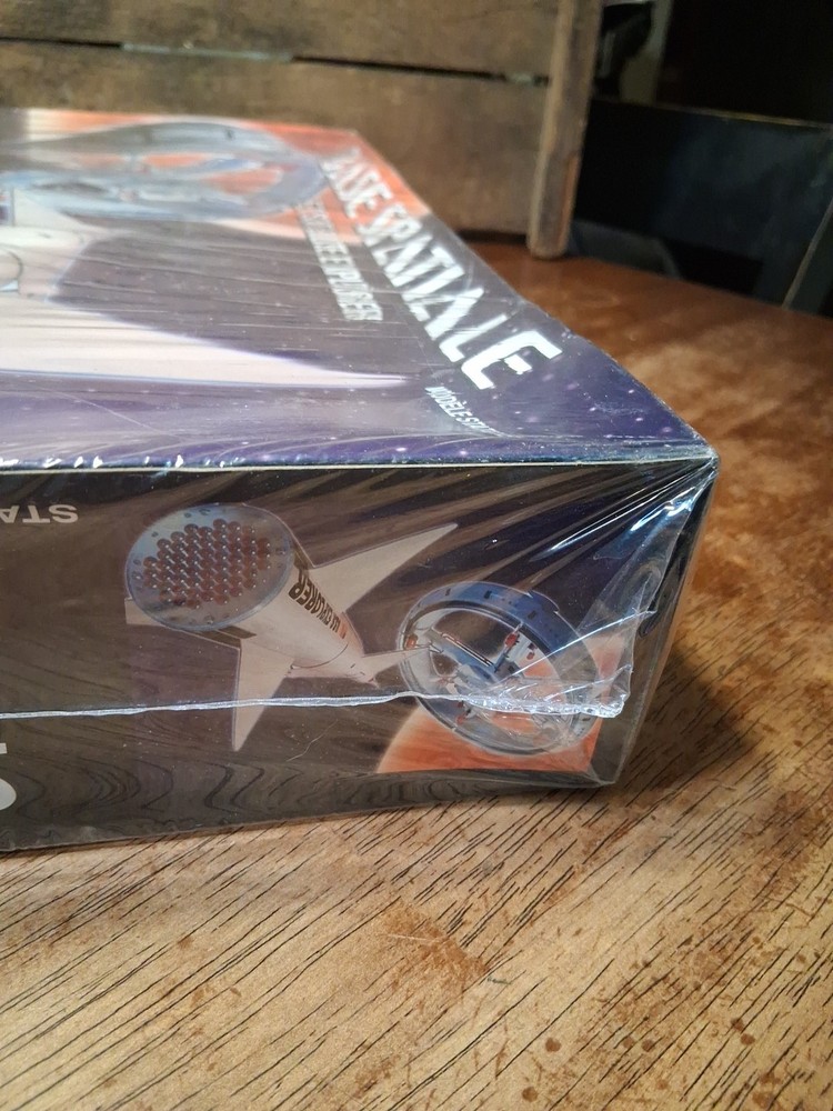 Lindberg Space Base & Satellite Explorer Model Kit No 91008 Sci-Fi Space Station