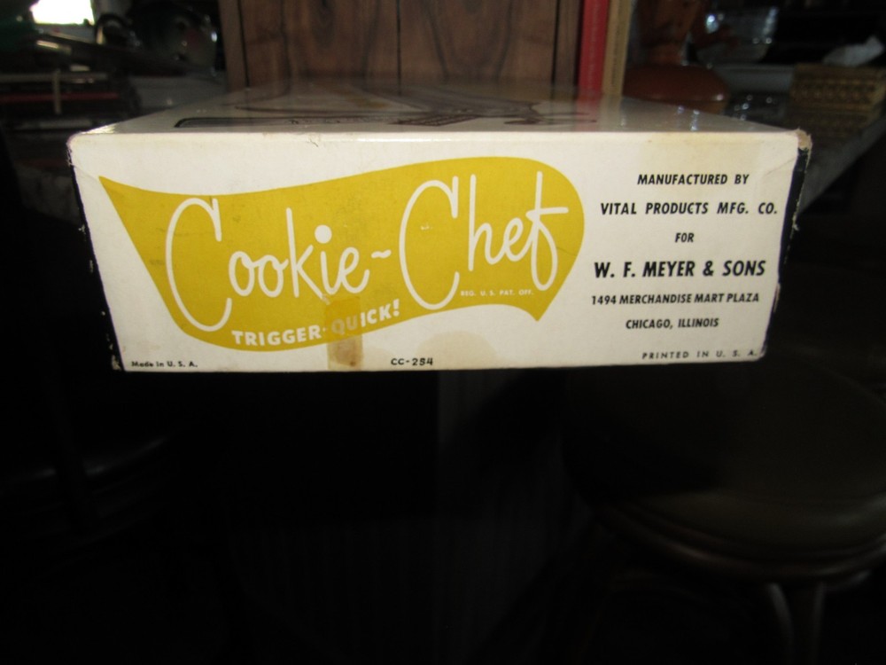 Vintage WF Meyer COOKIE CHEF Trigger Quick Cookie Press Complete - Box & Recipes
