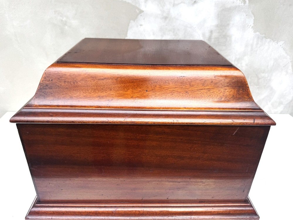 French Phonograph Gramophone Mahogany Tabletop 1920s
