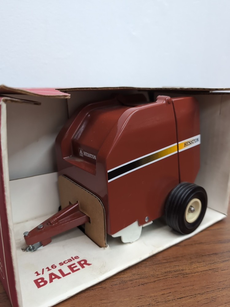 1/16 Scale Models Hesston Round Baler with Bale