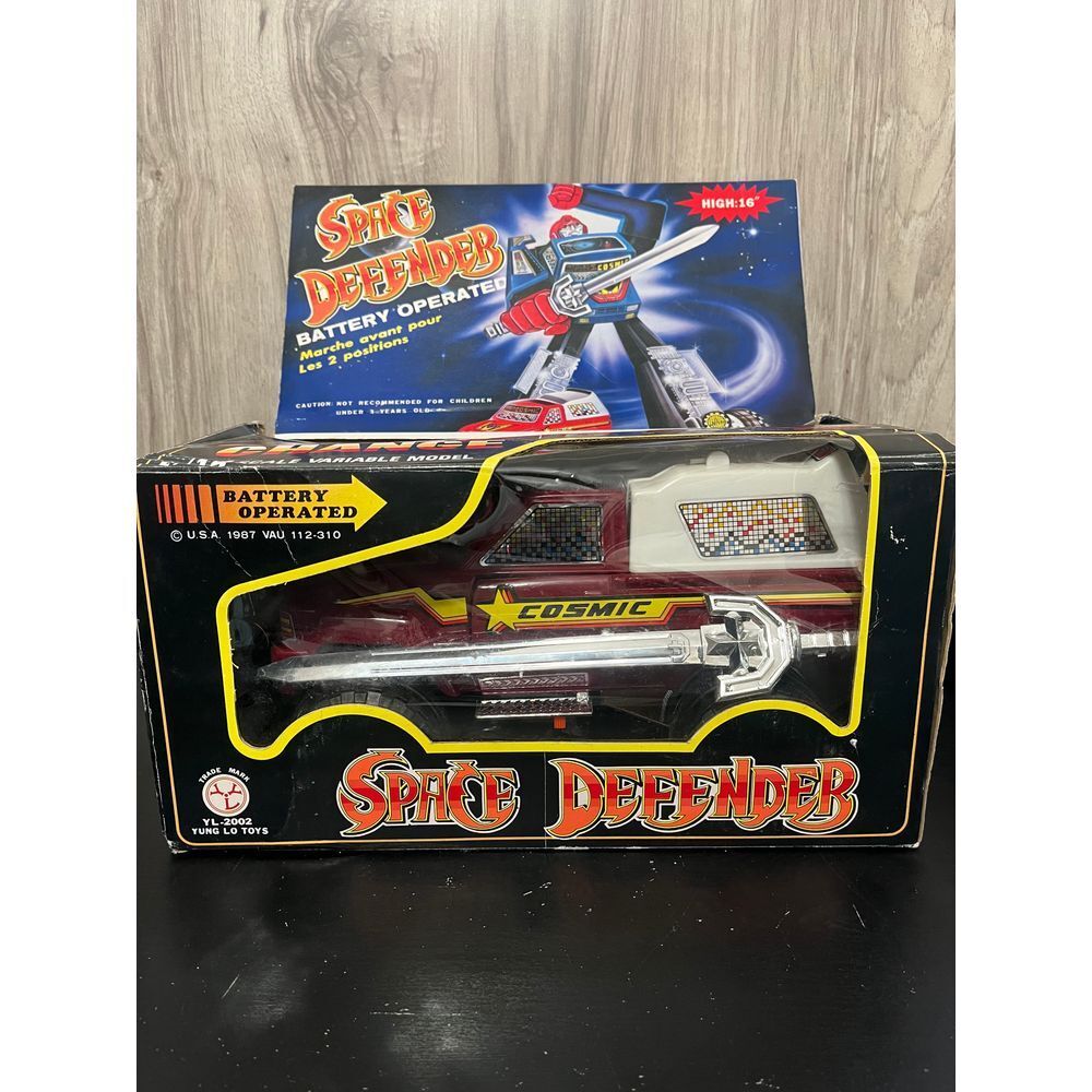 1987 Space Defender Battery Operated 1/14 Scale Variable Model Transformer Robot