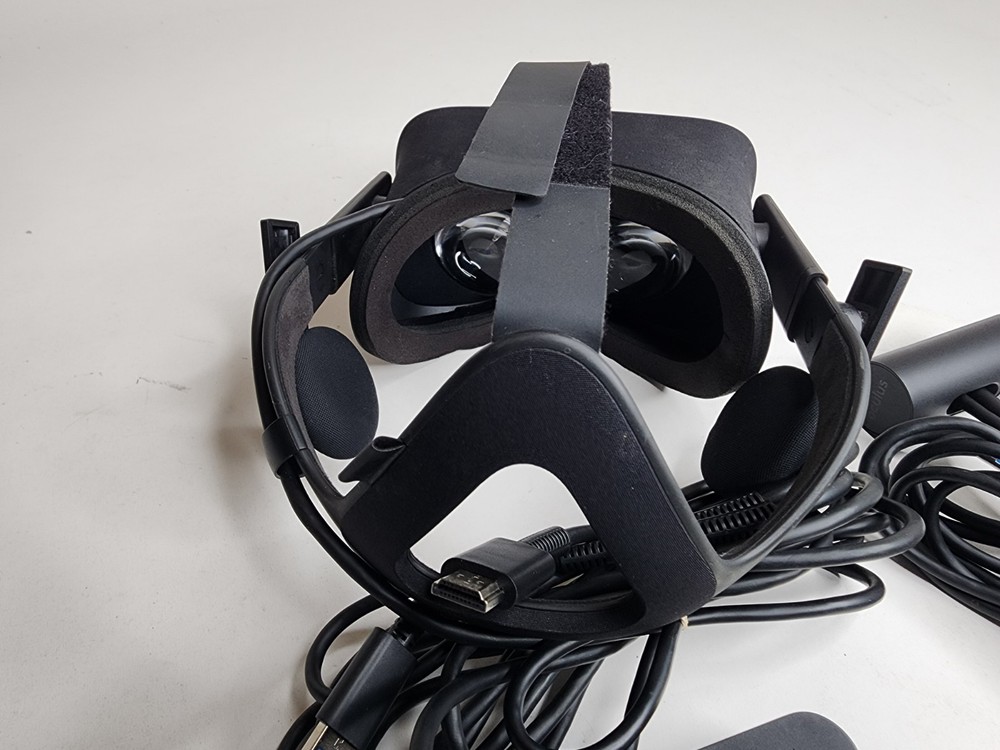 Oculus Rift CV1 Headset W/ 2 Controller & 2 Sensor