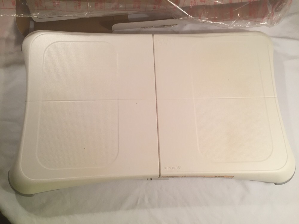 Wii FIT AND EXTRA SOFWARE - BOARD, FEET, ETC.