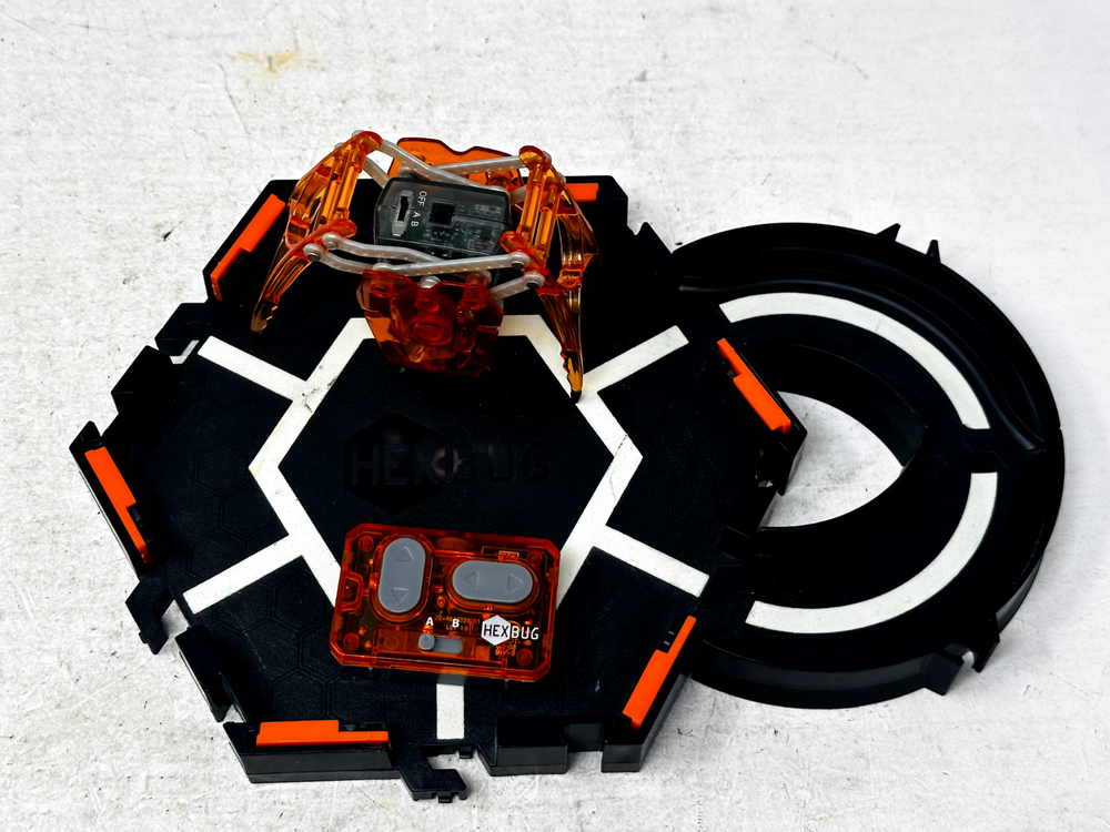 HEXBUG Battery Powered Micro Robotic Creatures Bugs Inchworm w/ Platform