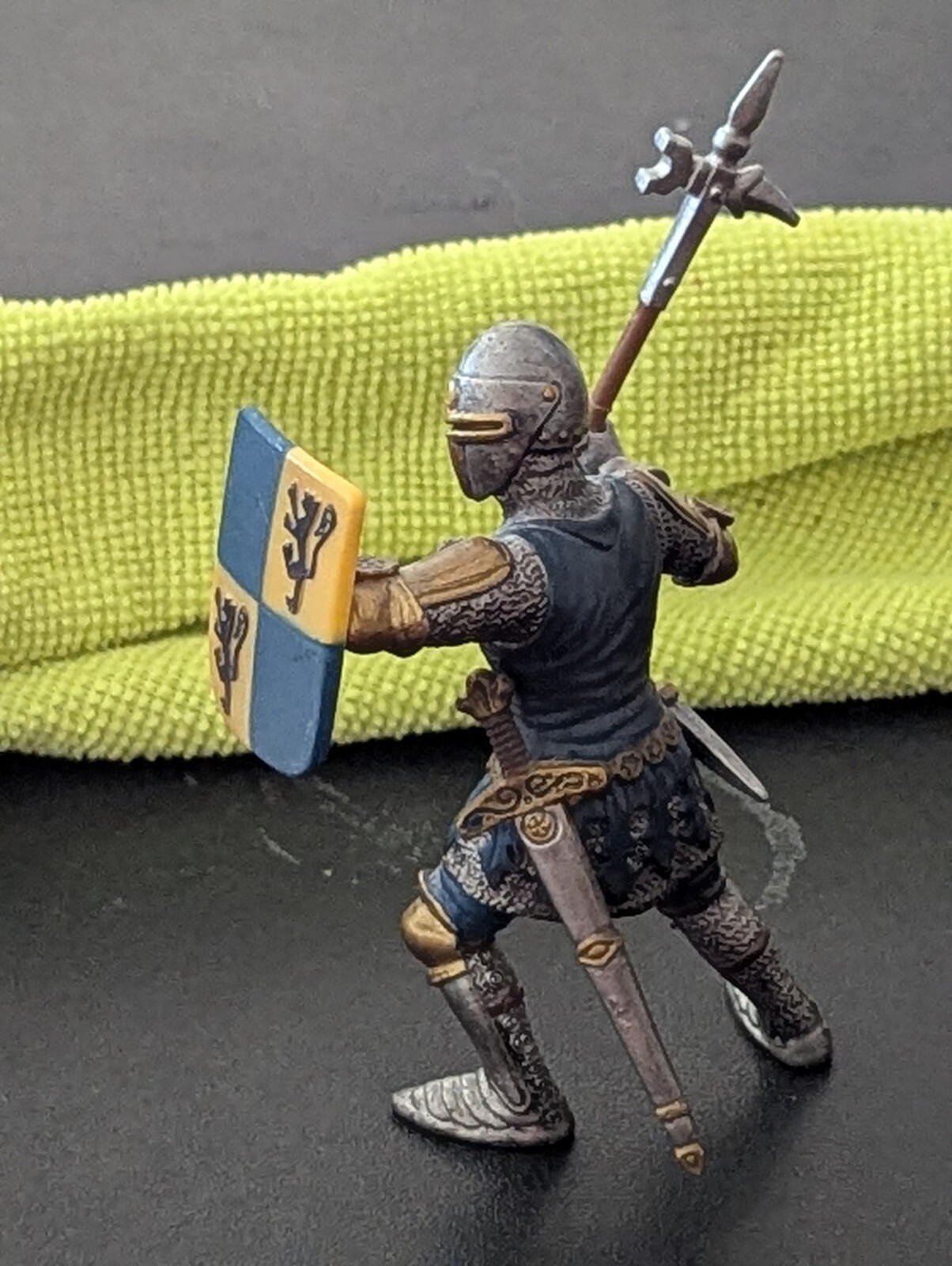 AWESOME SCHLEICH WARRIOR MEDIEVAL W/ SHIELD & SWORD READY FOR BATTLE MFG 2003