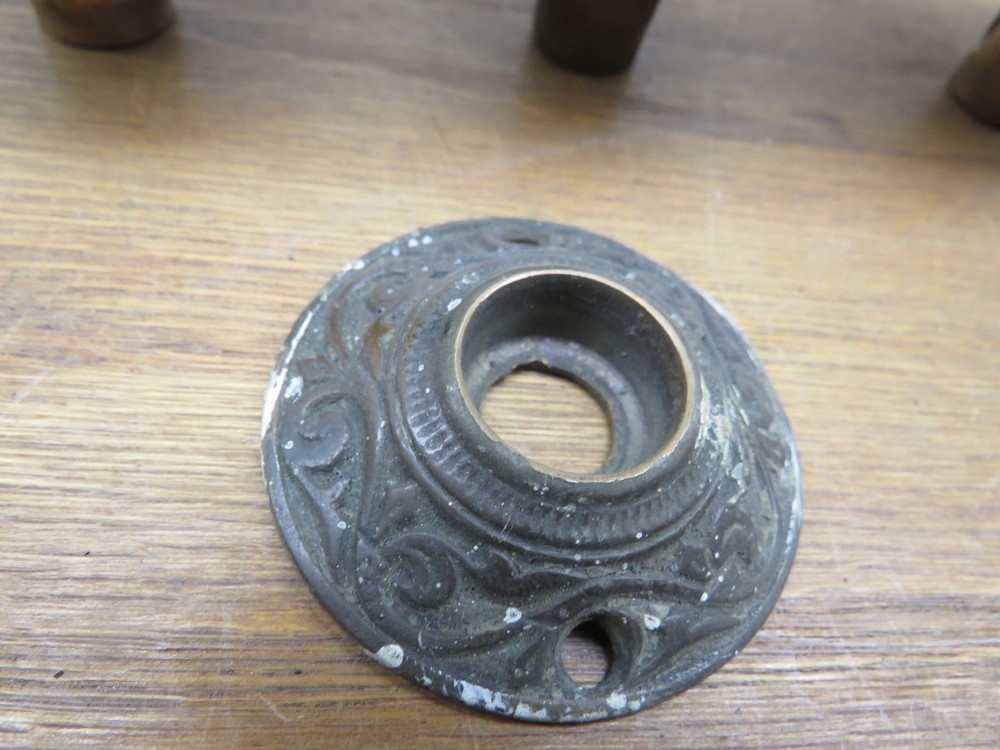 3 OLDDOOR KNOBS & ESCUTCHEON