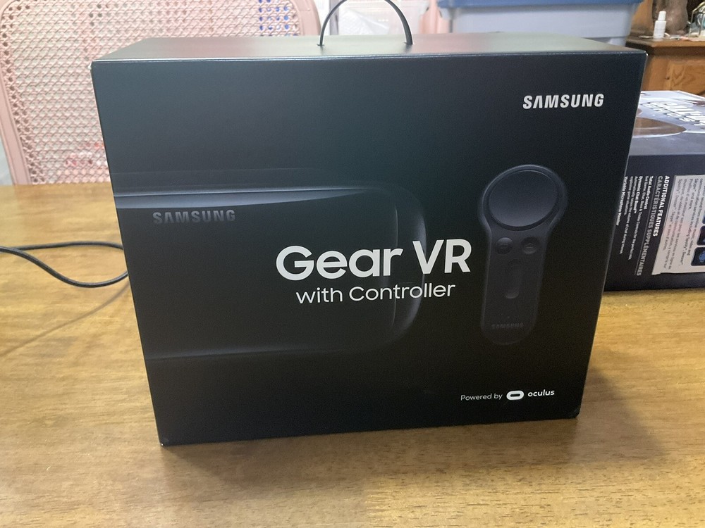 Samsung Gear VR Powered By Oculus Virtual Headset W/Controller SM-R324