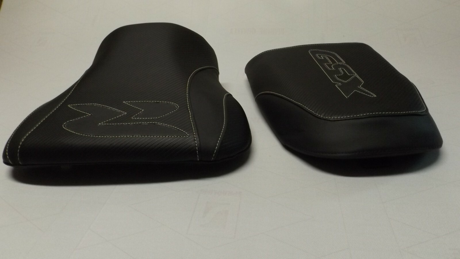 SUZUKI GSX 600R/750R/1000R FRONT & REAR BLACK CF CUSTOM FIT SEAT COVERS 00/03