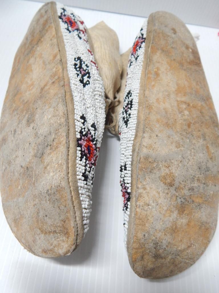 ANTIQUE 1915-20s SINEW FULLY BEADED NO. CHEYENNE HARD SOLE MOCCASINS - MONTANA