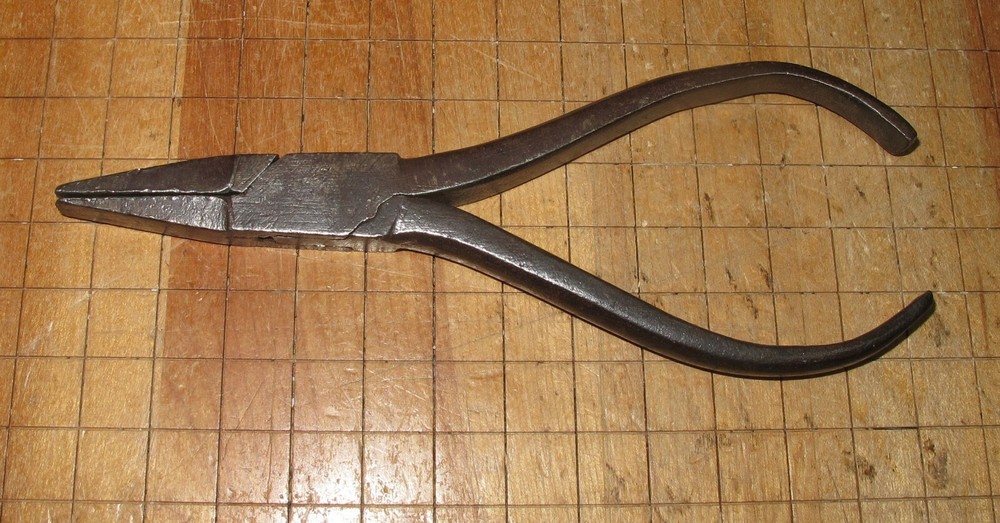 UNMARKED ANTIQUE 5/16" WIDE JAW DUCK BILLED PLIERS
