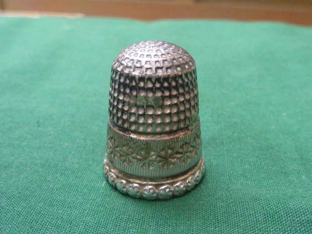 VINTAGE SIZE 7 SILVER THIMBLE