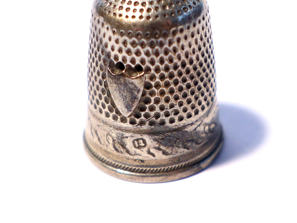 19thC THIMBLE Unmarked Silver with SHIELD & Floral #TH3