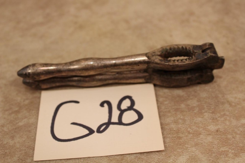 G28 VINTAGE/ANTIQUE METAL NUTCRACKER