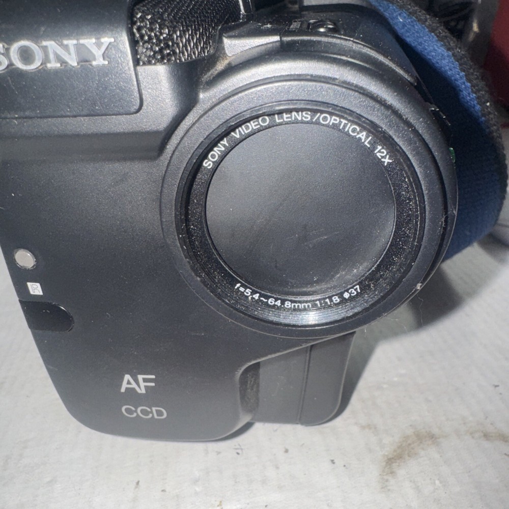 Sony CCD-TR80 Video Camera Recorder with Battery