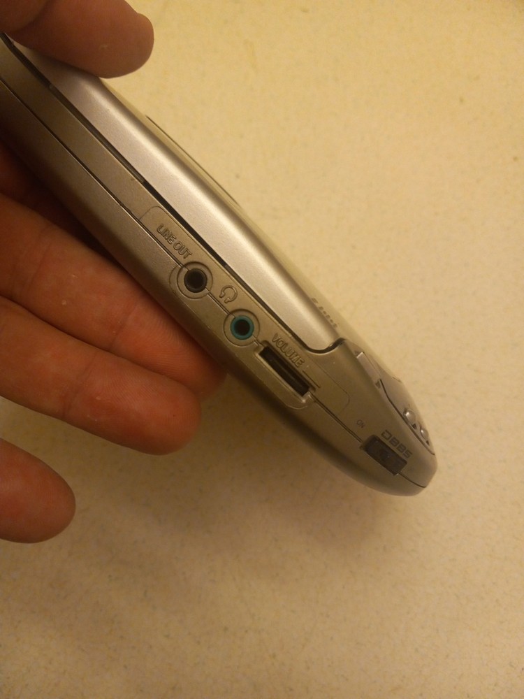 Classic CD Walkman Portable CD player Model CL160 - Works - Display doesnt work