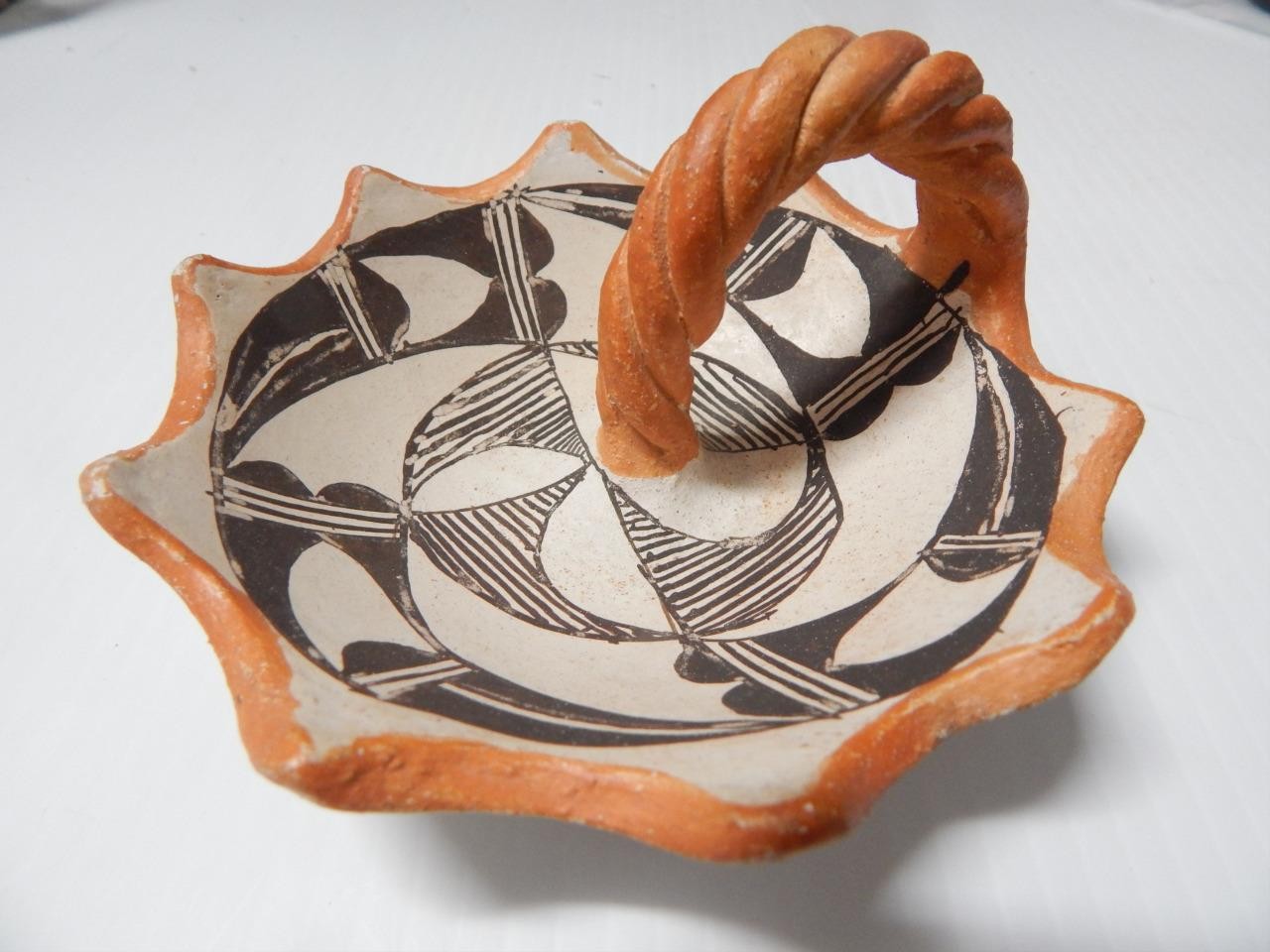 VINTAGE ANTIQUE ACOMA PUEBLO INDIAN POTTERY HANDLED SCALLOPED EDGE POT - NICE !