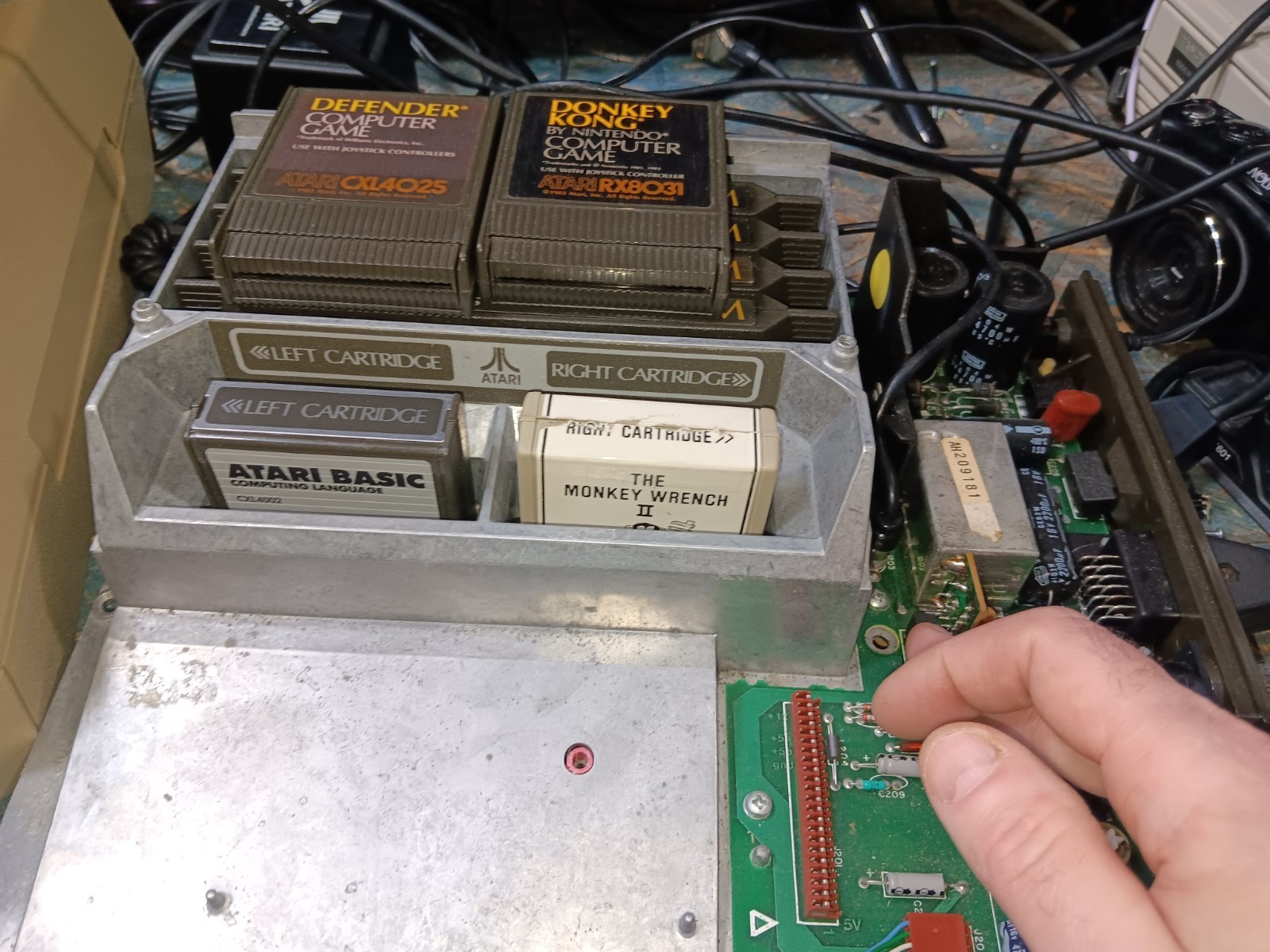 Atari 800 BAREBONES Motherboard-FULL RAM-GAMES-BASIC & MONKEY II-GOOD-SEE ALL