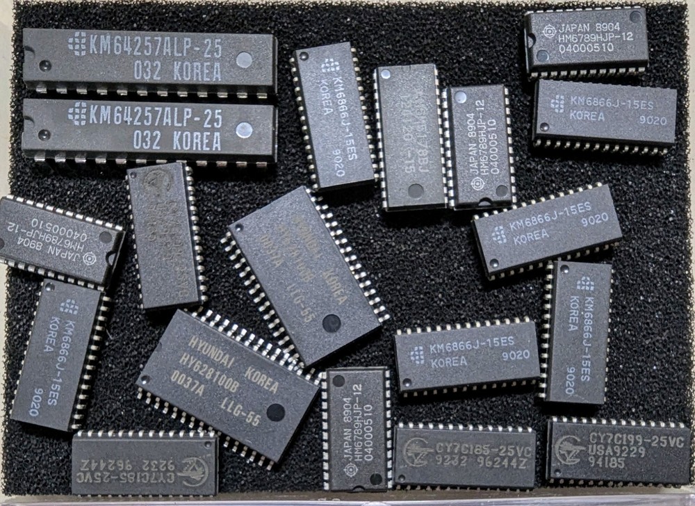 19 Static RAM Chips - Assorted - Samsung, Hyundai
