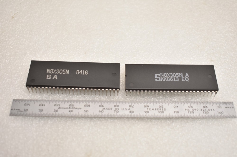 SIGNETICS N8X305N 8-BIT MICROPROCESSOR 10mhz 50-PIN PLASTIC DIP