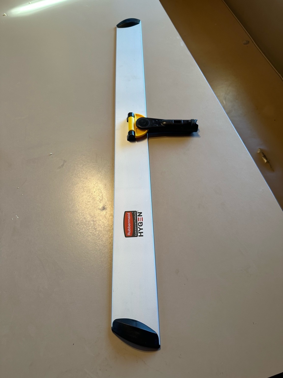 Rubbermaid Commercial HYGEN 35” Microfiber Mop Frame Q58000YL00 – New