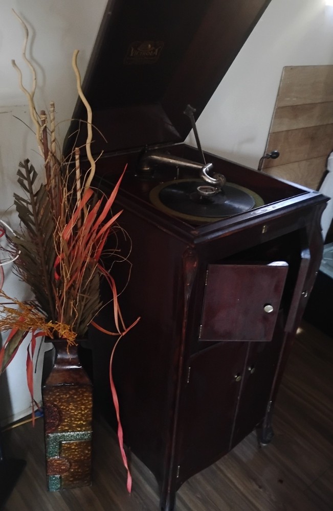 1917 Victorial Talking Machine Vintage With Records.Does Work.