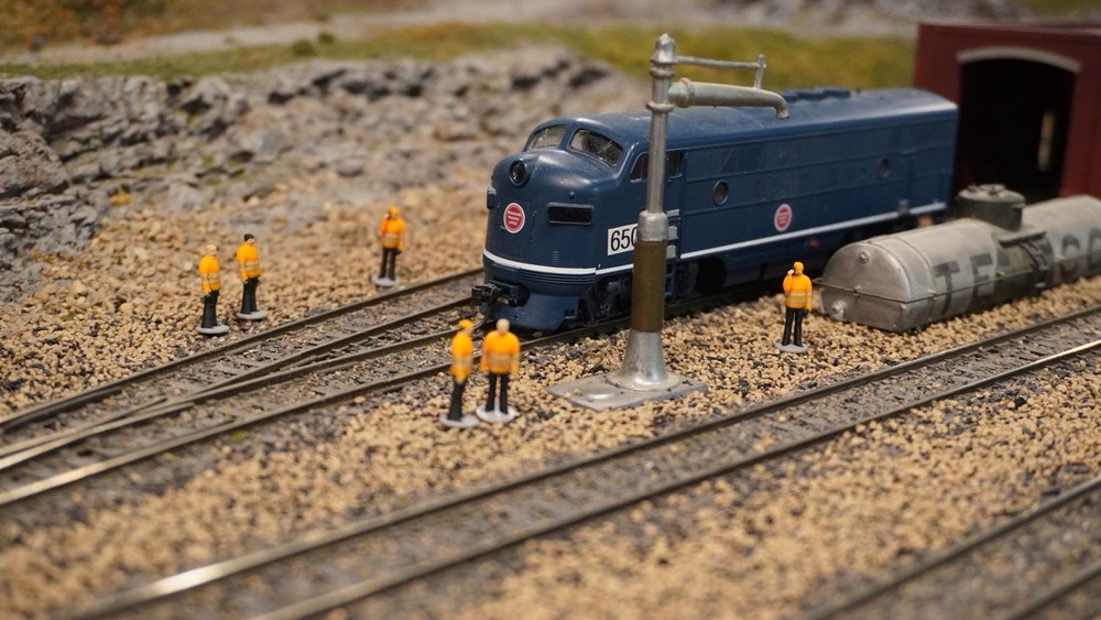 1:87 HO SCALE x60 Finished High Quality Model Train Worker Figurines.
