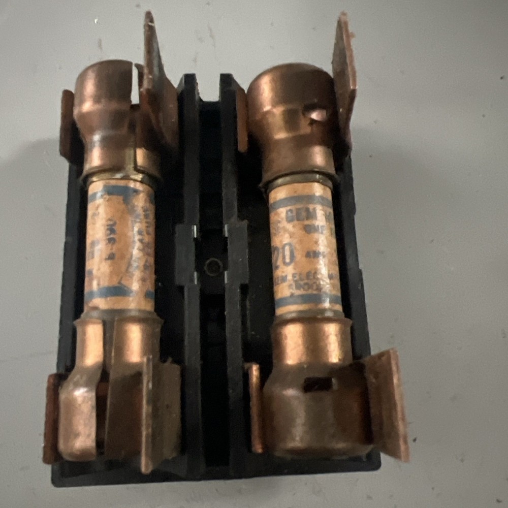 GENERAL SWITCH CORP 20 AMP FUSE PULL OUT HORIZONTAL SLOT