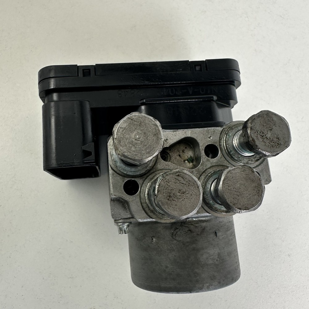 Triumph Trident 660 2022 ABS pump modulator controller block unit T2022849