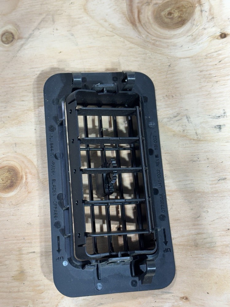 PACCAR HVAC LOUVER VENT U45 1002