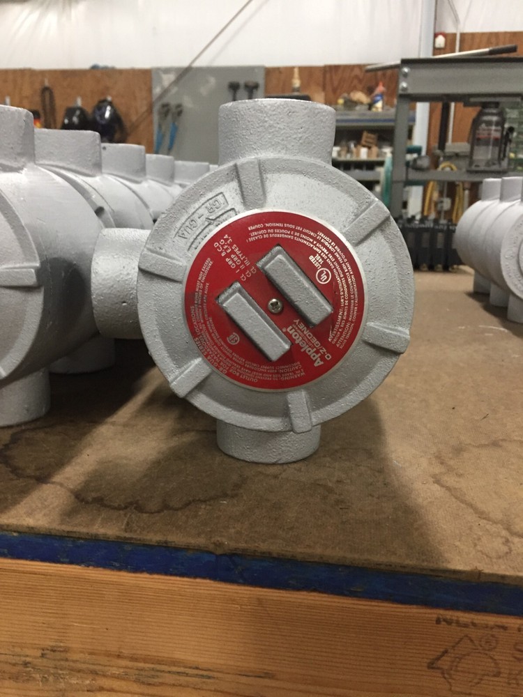 APPLETON GR TYPE T 1 1/4'' EXPLOSION PROOF 3 HOLE BOX