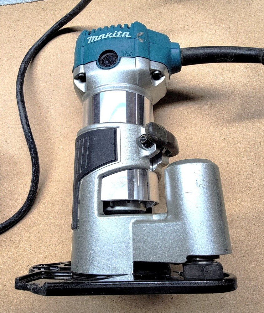 Makita RT0701C Variable Speed Trim Router w/Offset Base