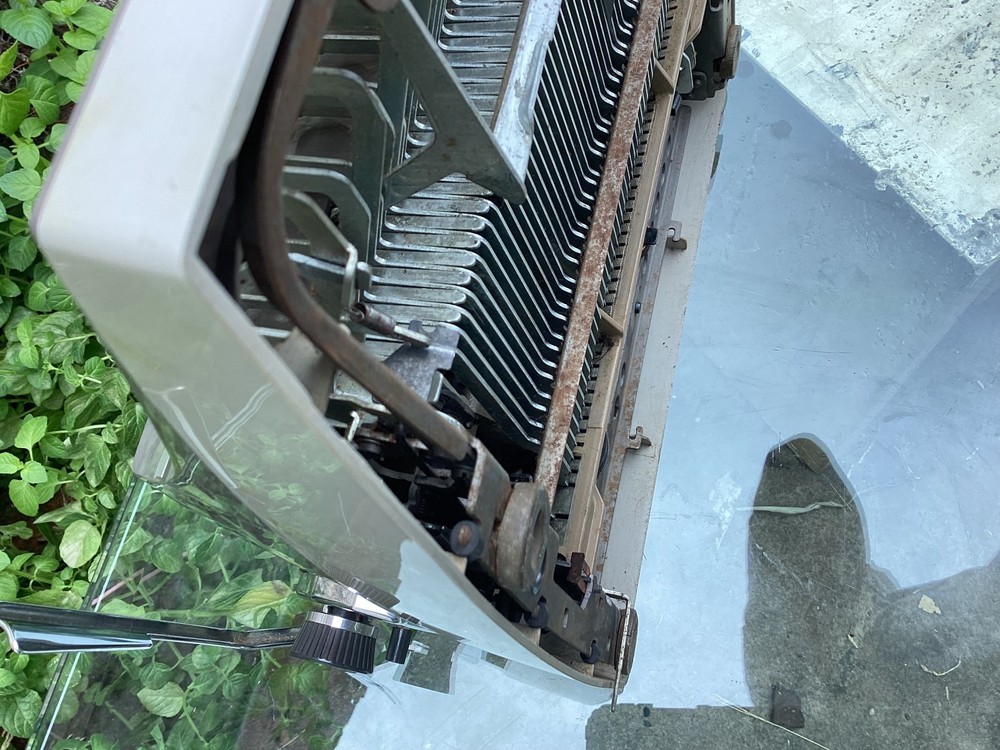 TRIUMPH GABRIELE 35 TYPEWRITER. CURSIVE TYPEFACE. GERMANY 1972