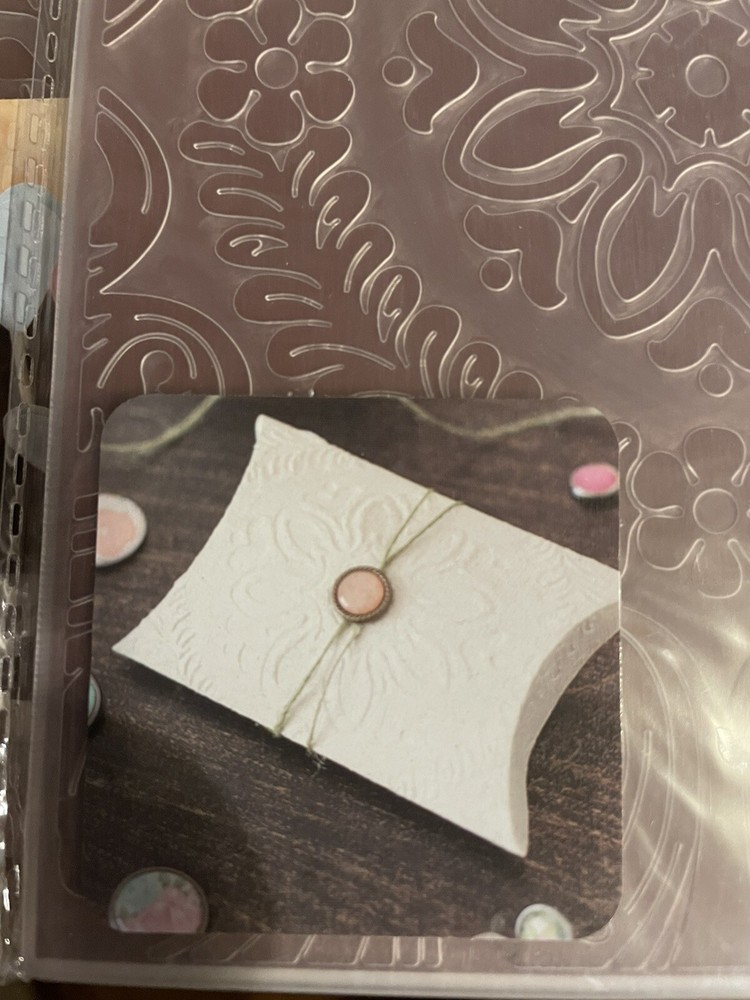 Cricut Cuttlebug Anna Griffin Embossing Folder Ornate Medallion