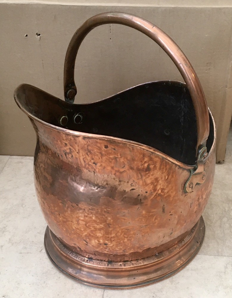 AN ANTIQUE HAND HAMMERED SOLID COPPER COAL BUCKET SCUTTLE CIRCA 1895