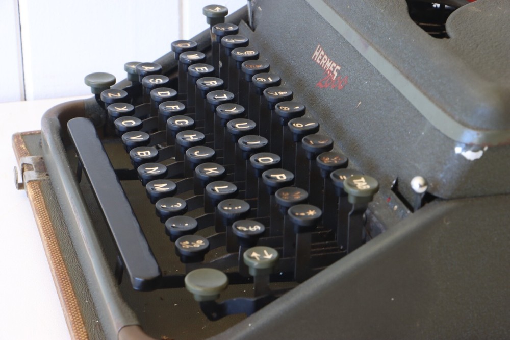 Hermes 2000 Typewriter - Original Case ***** Excellent Working Condition *****