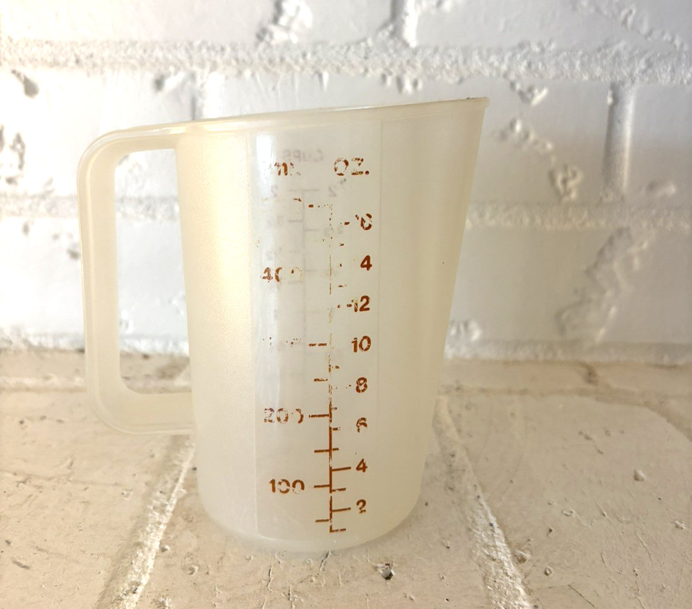 VINTAGE Tupperware Measuring 2 Cup Pitcher Pre-owned
