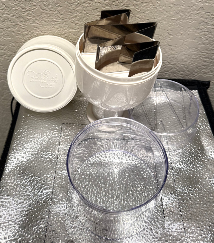 Pampered Chef Push Function Food Chopper - White EUC