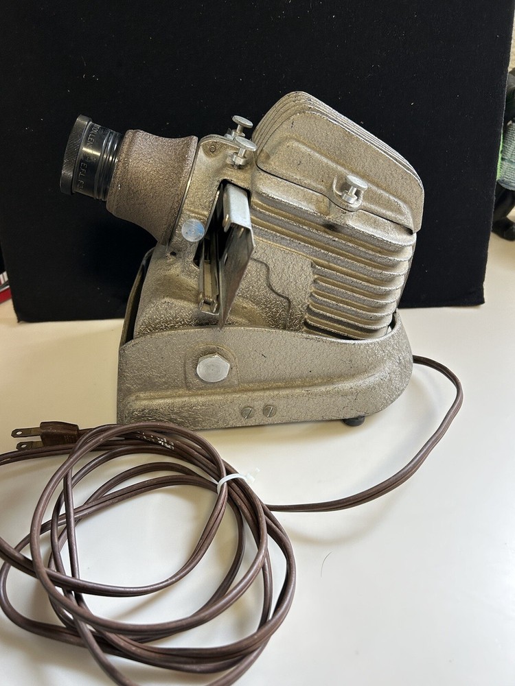 GOLDE MANUMATIC SLIDE PROJECTOR, BLOWER COOLED, MODEL 300-P-1042, POWERS UP