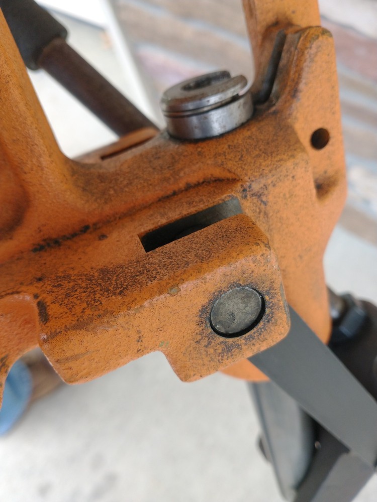 LYMAN ORANGE CRUSHER RELOADING PRESS CAST IRON SINGLE STAGE